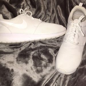all white nike roshes
